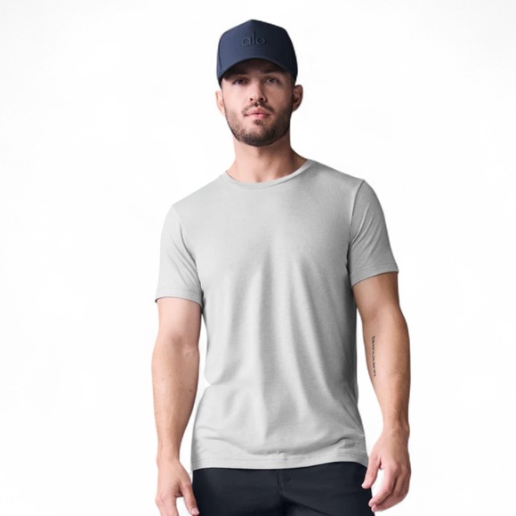 ✨ALO Yoga Men's Triumph Tee in Heather Grey Short Sleeves NWT Size XL - Picture 1 of 5